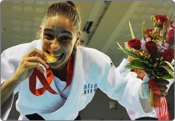 Giulia Quintavalle Oro olimpico Giulia Quintavalle insieme al Registro Nazionale del Testamento Biologico